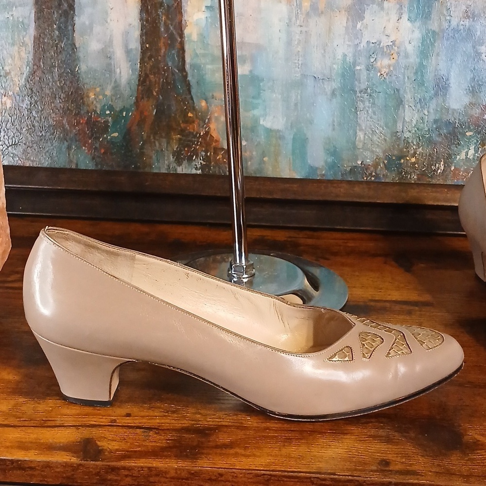 Salvatore Ferragamo Women's Beige Leather Shoes 10 AA Width - Picture 9 of 10